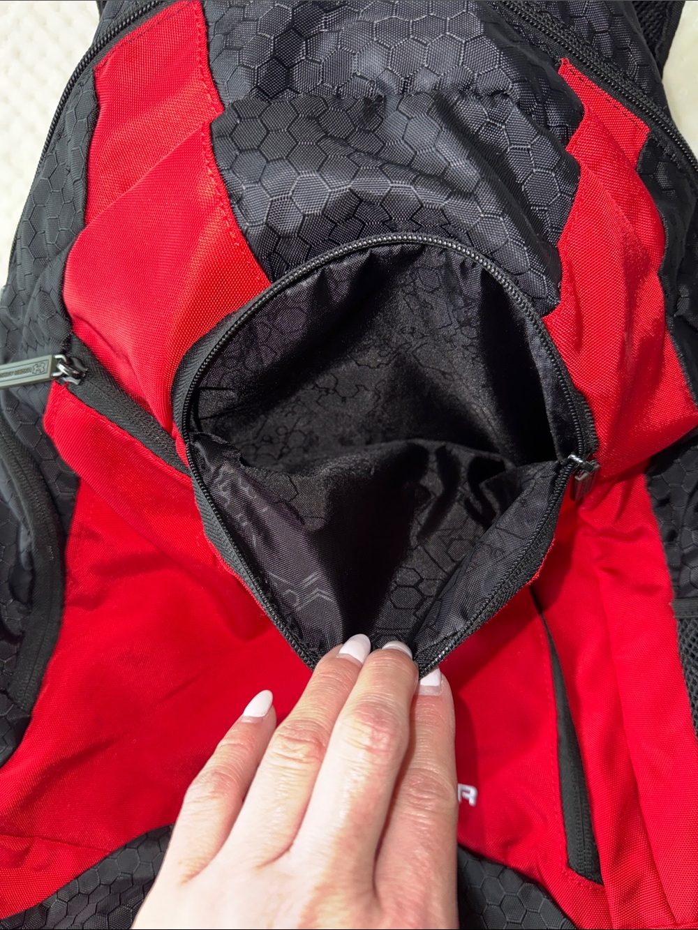 🎒 Under Armour Red & Black Backpack - Picture 11 of 12